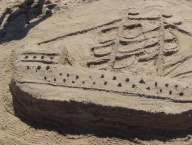 Skulptur in den Sand