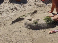 Skulptur in den Sand